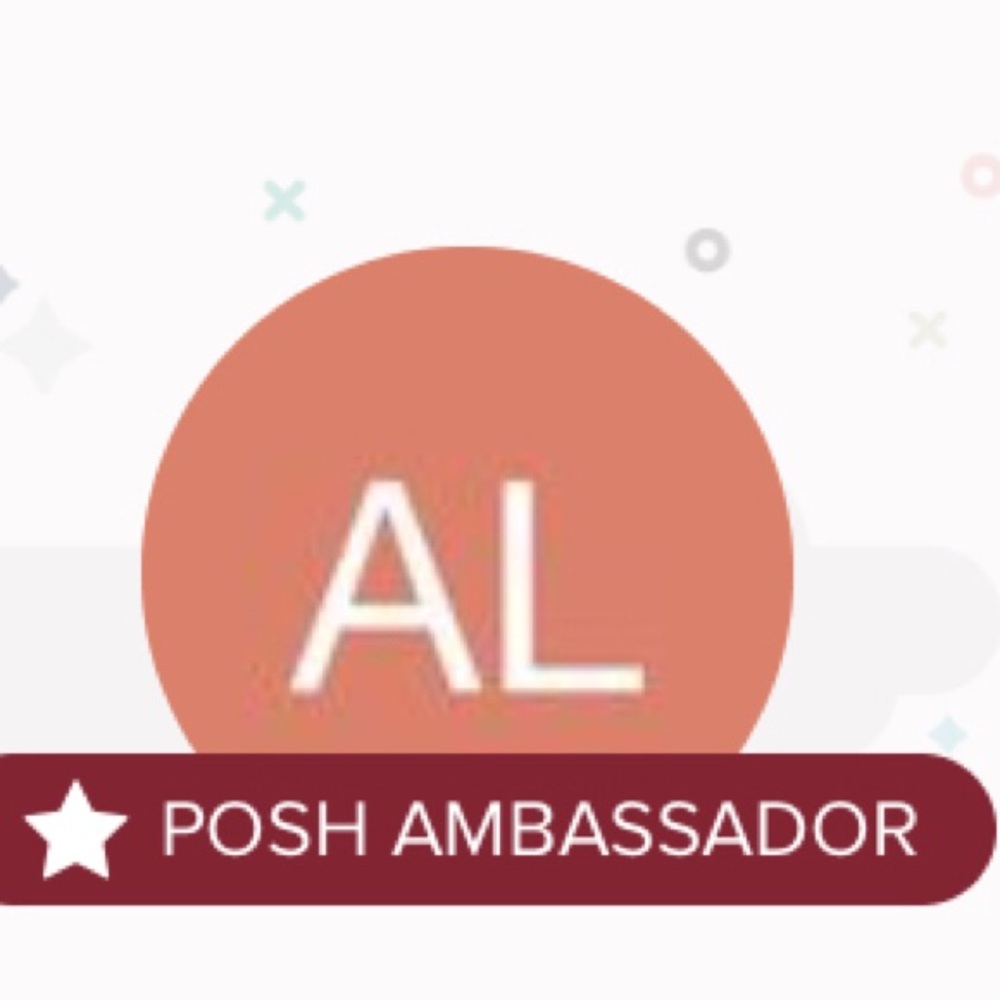 Posh Ambassador! Top rated seller! Fast Shipper!